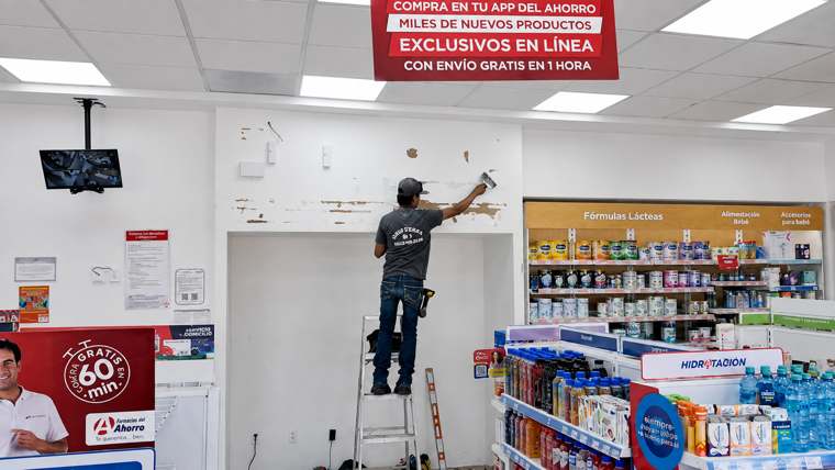 Reparación de muro de tablaroca en sucursal de farmacia