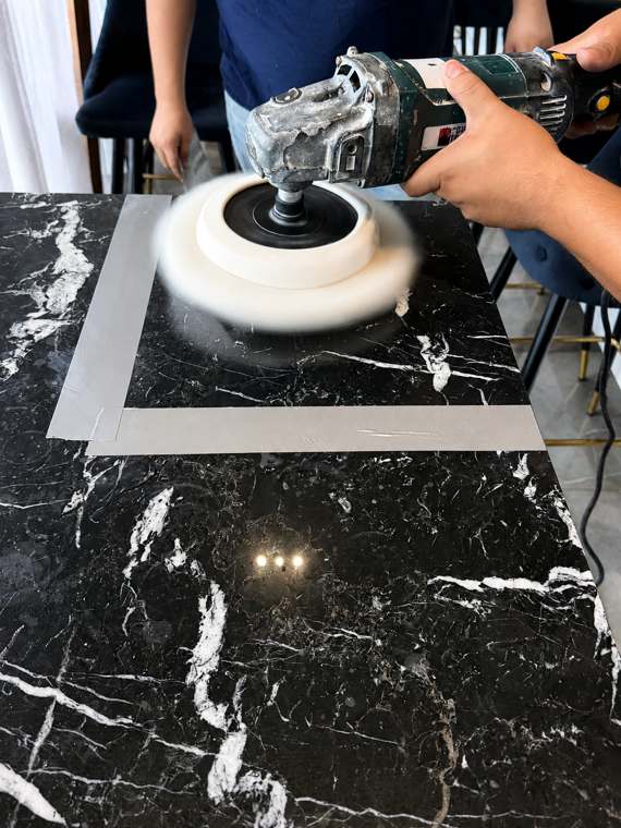 Pulido de piso de mármol con maquinaria profesional