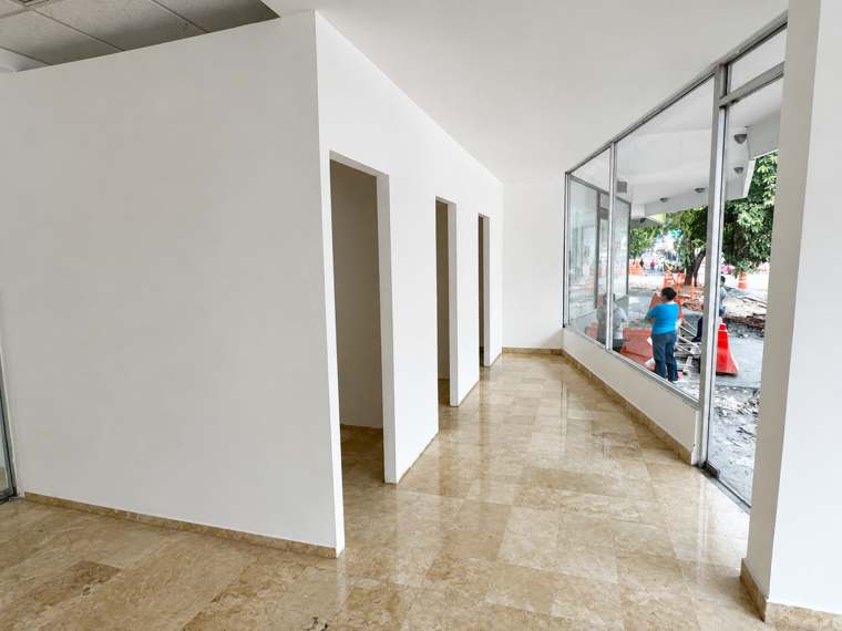 Pasillo entregado limpio después de obra