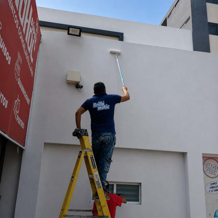 Aplicación de pintura en muro exterior