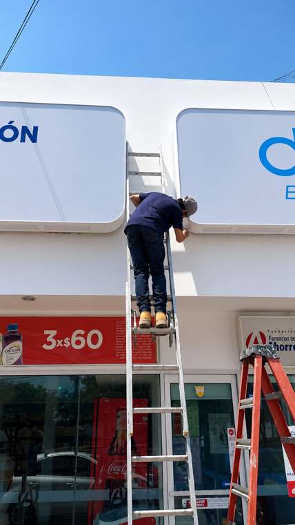 Trabajo de mantenimiento en fachada de sucursal comercial