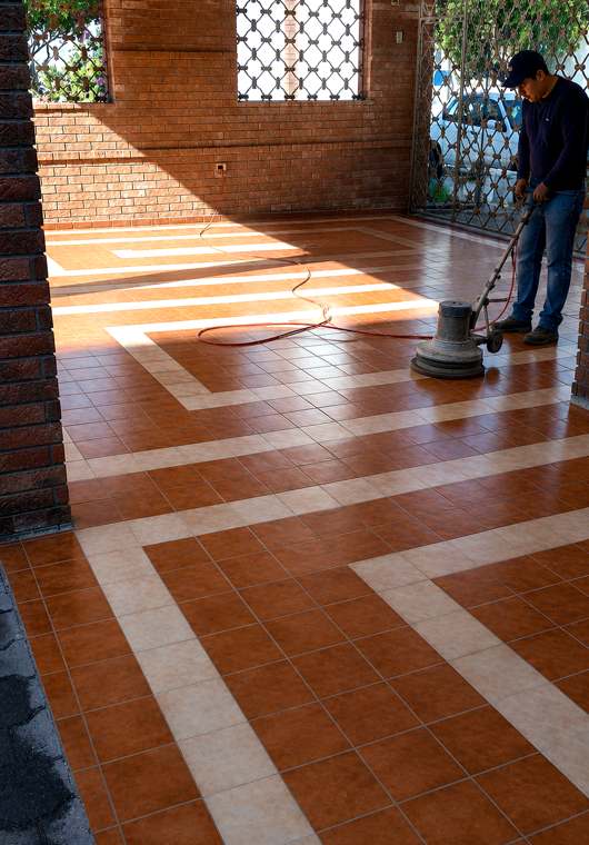 Pulido de piso en sitio con máquina rotativa