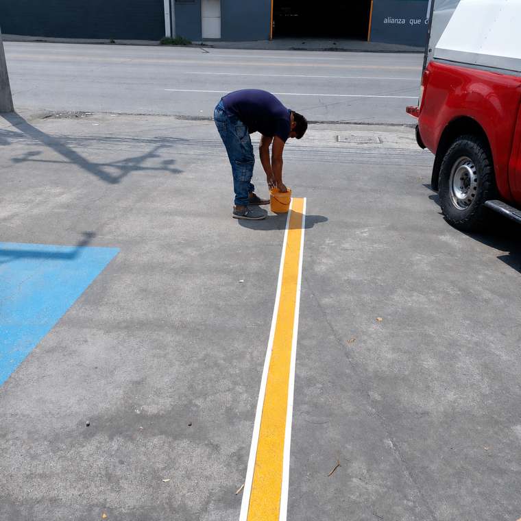 Señalización y pintura de estacionamiento