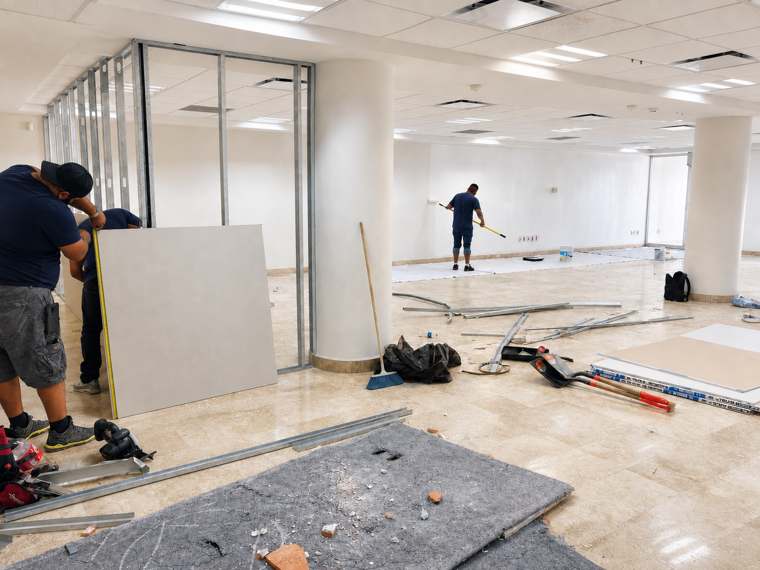 Adecuación de oficina con divisiones de tablaroca
