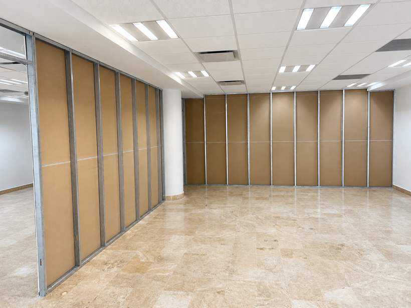 Piso pulido y acabados en área corporativa entregada