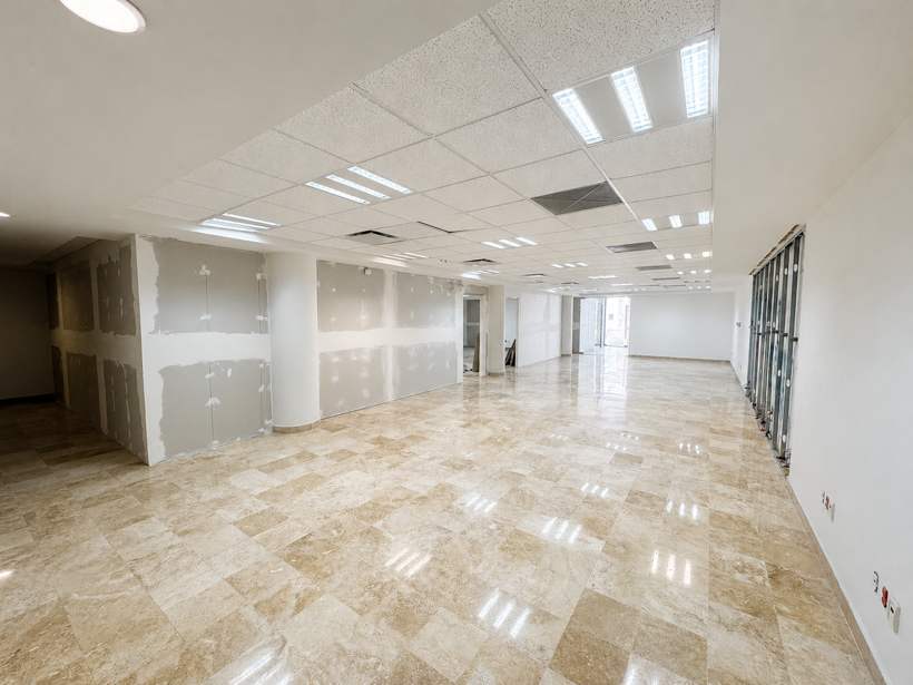 Área corporativa entregada limpia tras obra