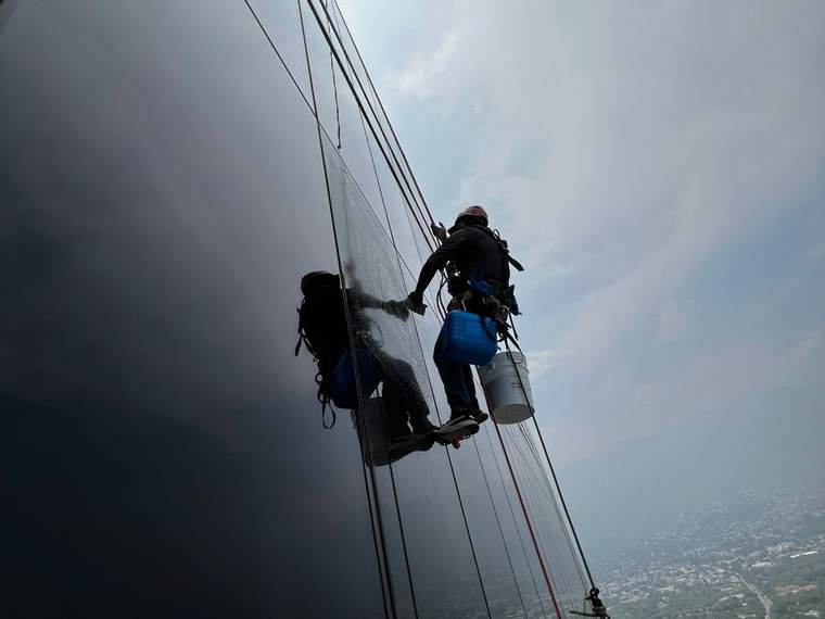 Equipo descendiendo en rappel sobre fachada de edificio